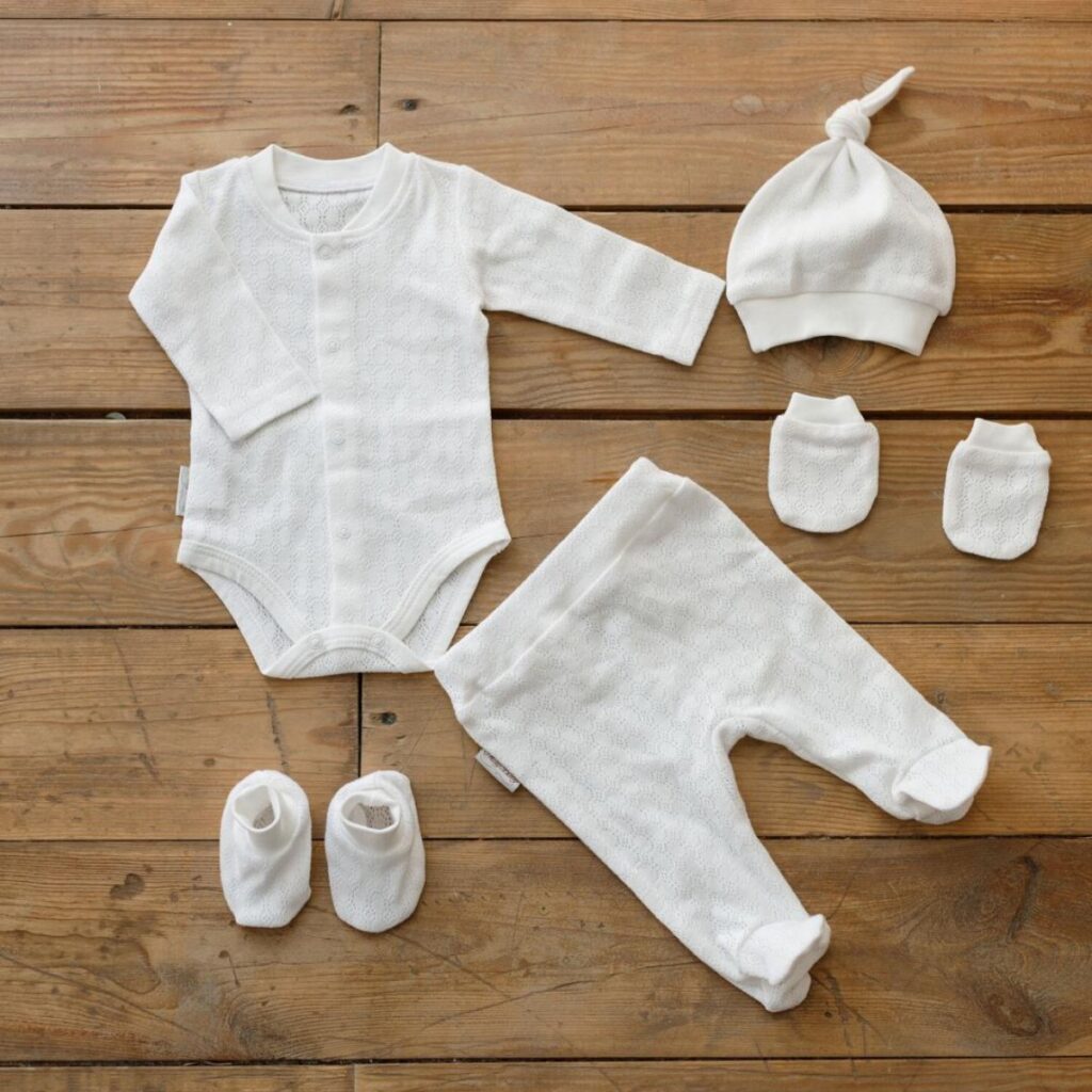Как выбрать одежду на выписку для новорожденного: полезные рекомендации для родителей