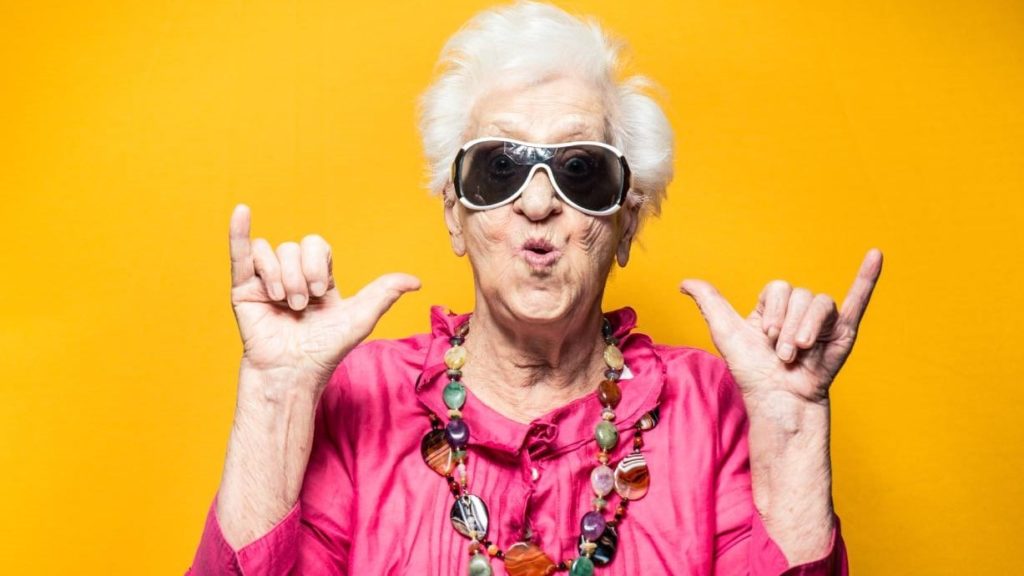 Подарунок бабусі на день народження: поради та варіанти