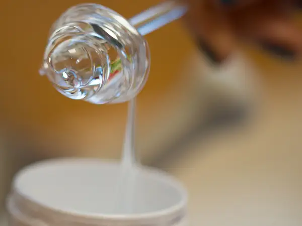 Важливість вибору якісної епоксидної смоли для своїх творчих проєктів