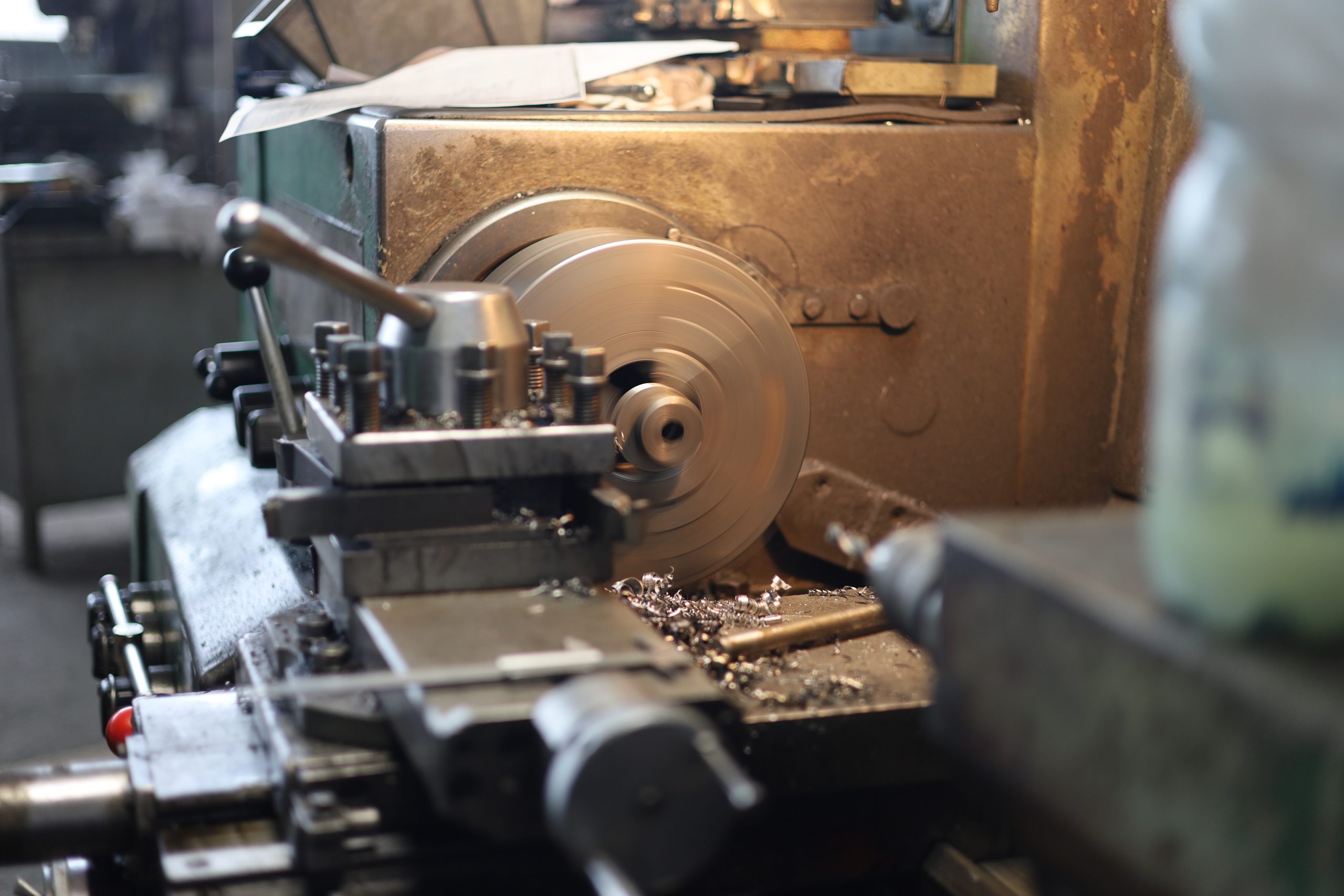 Когда могут понадобиться токарная обработка и фрезеровка металла